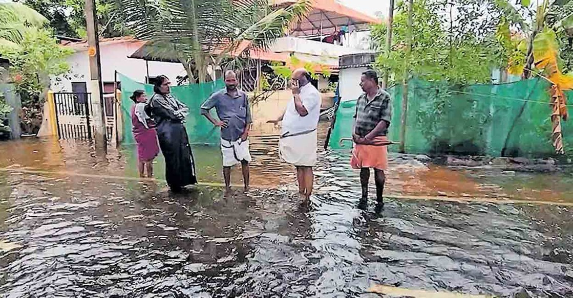 kuttanad-chambakkulam-agricultural-land ചമ്പക്കുളം ഗോവേന്ത പാടശേഖരത്തിനു സമീപപ്രദേശത്തെ വെള്ളം കയറിയ ഭാഗങ്ങൾ തോമസ് കെ.
തോമസ് എംഎൽഎ സന്ദർശിച്ചപ്പോൾ.