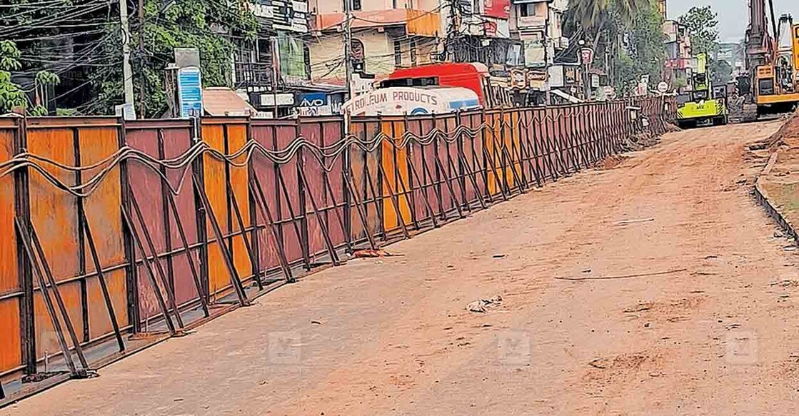 thuravoor-construction-elevated-road ഉയരപ്പാത നിർമാണവുമായി ബന്ധപ്പെട്ട് അരൂർ സെന്റ് അഗസ്റ്റിൻസ് പള്ളിക്കു മുന്നിൽ സ്ഥാപിച്ച ഇരുമ്പ് ബാരിക്കേഡ്.