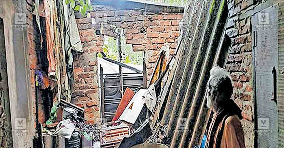 ഇന്നലെ ഉണ്ടായ ശക്തമായ കാറ്റിലും മഴയിലും നെടുമുടി പഞ്ചായത്ത് 1–ാം വാർഡ് പൊങ്ങ മണ്ണടകരിച്ചിറ അല്ലിയുടെ വീടു തകർന്ന നിലയിൽ.