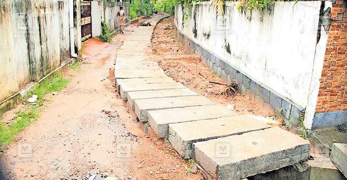 കുണ്ടും കുഴിയുമായി കിടക്കുന്ന വെട്ടുതോട് കളങ്ങര റോഡിലൂടെ മൃതദേഹവുമായി പോകുന്ന
ആംബുലൻസ്.