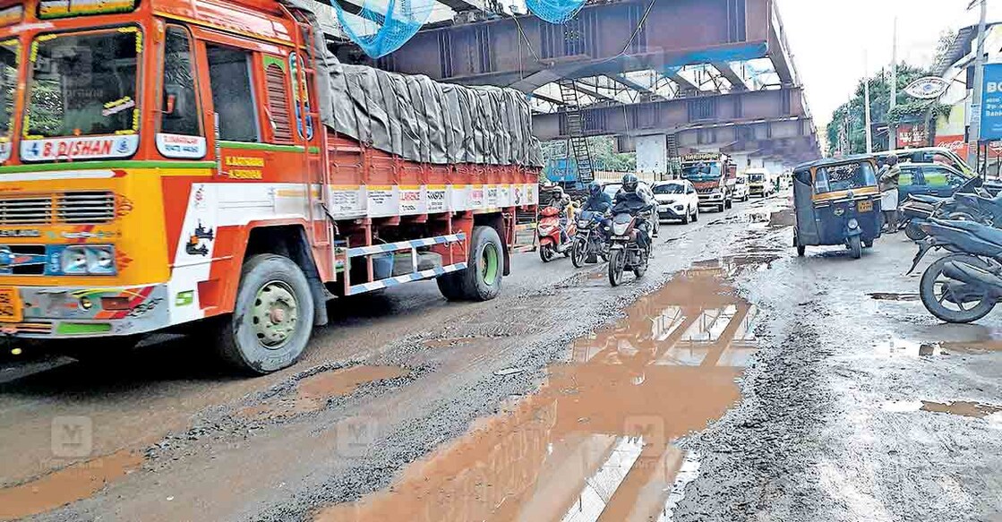 ദേശീയപാതയിൽ വെള്ളക്കെട്ടും കുഴികളും നിറഞ്ഞ ഭാഗത്തു കൂടി വാഹനങ്ങൾ ഇഴഞ്ഞുനിങ്ങുന്നു.  