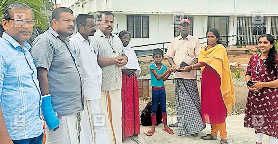 ലാലപ്പൻ ജോൺ താമരവേലിയേയും കുടുംബാംഗങ്ങളെയും പഞ്ചായത്ത് ജനപ്രതിനിധികളുടെയും  ജീവനക്കാരുടെയും നേതൃത്വത്തിൽ വാടകയില്ലാത്ത വീട്ടിലേക്കു മാറ്റുന്നു.  
