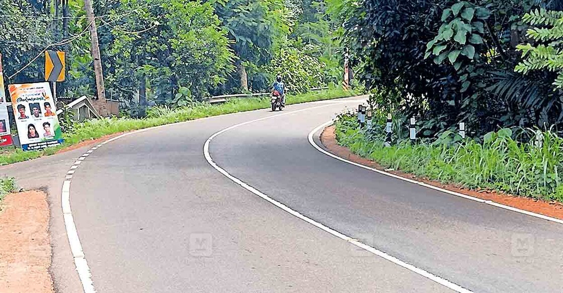 കൊല്ലം–തേനി ദേശീയപാതയിലെ പാറക്കുളങ്ങര വളവ്.  