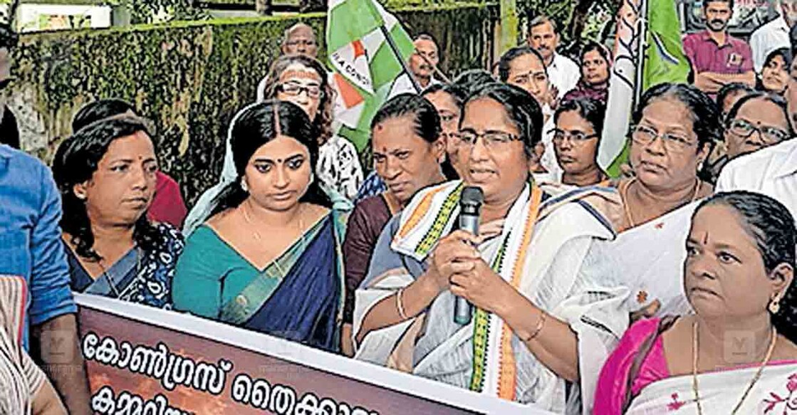 തൈക്കാട്ടുശേരിയിൽ ദലിത് പെൺകുട്ടി നിലാവിന് നേരെയുണ്ടായ ആക്രമണത്തിൽ പ്രതിഷേധിച്ച് മഹിളാ കോൺഗ്രസ് തൈക്കാട്ടുശേരി ബ്ലോക്ക് കമ്മിറ്റി പൂച്ചാക്കൽ പൊലീസ് സ്റ്റേഷനിലേക്കു 

നടത്തിയ മാർച്ച് മുൻ എംഎൽഎ ഷാനിമോൾ ഉസ്മാൻ ഉദ്ഘാടനം ചെയ്യുന്നു.  

