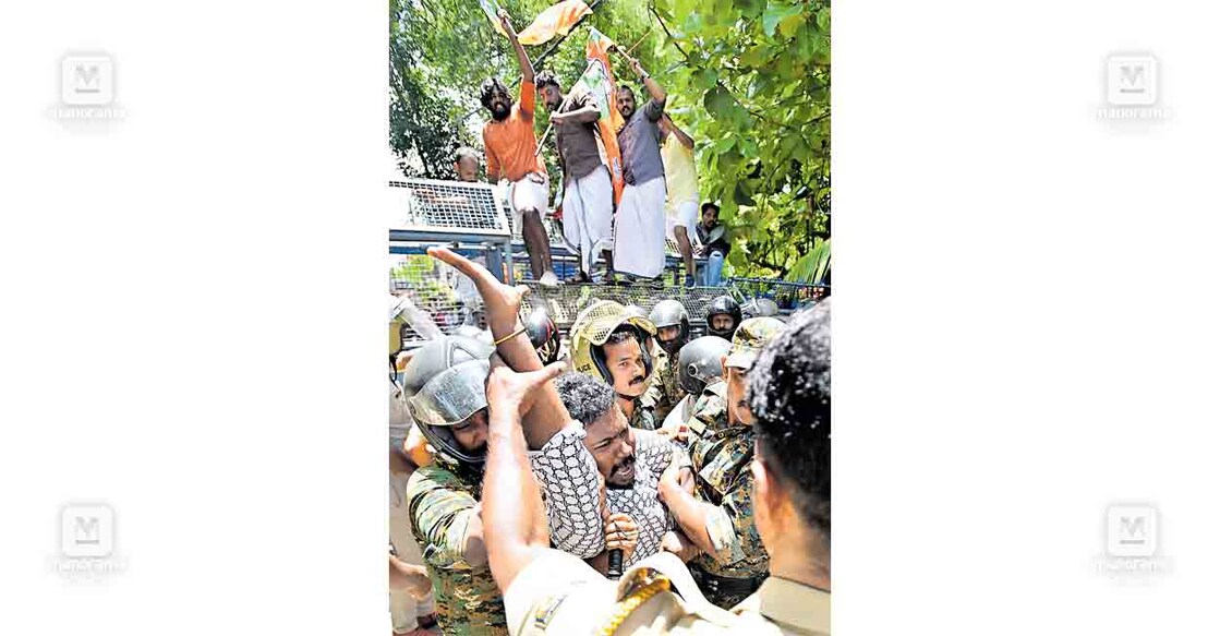 ആലപ്പുഴ പിഎസ്‌സി ഓഫിസിലേക്കു യുവമോർച്ച ജില്ലാ കമ്മിറ്റി 
നടത്തിയ പ്രതിഷേധ മാർച്ചിനു ശേഷം പ്രവർത്തകരെ പൊലീസ് 
അറസ്റ്റു ചെയ്ത് നീക്കുന്നു. ചിത്രം: മനോരമ  