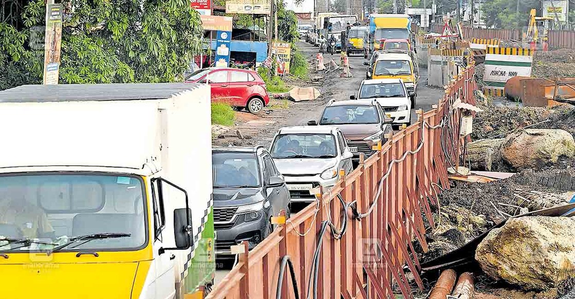 traffic-block ദേശീയപാത നവീകരണം നടക്കുന്ന ചന്തിരൂരിലെ ഗതാഗതക്കുരുക്ക്. ചിത്രം : മനോരമ.