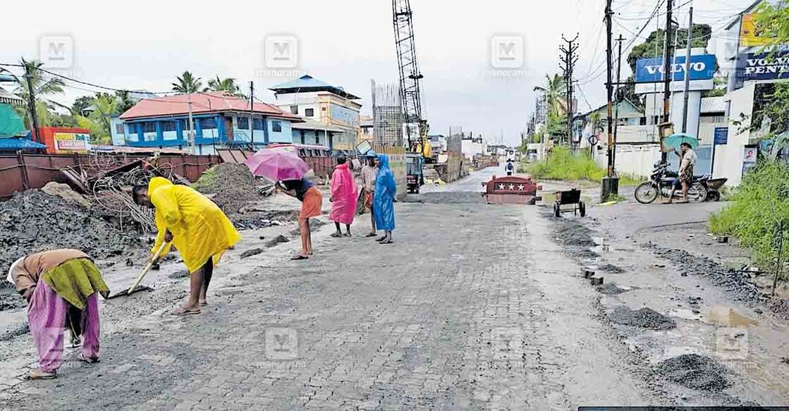 അരൂർ–തുറവൂർ ഉയരപ്പാത നിർമാണവുമായി ബന്ധപ്പെട്ട് പടിഞ്ഞാറെ പാതയിൽ കോൺക്രീറ്റ് ഇന്റർ ലോക്ക് ടൈൽ പാകുന്ന പ്രവൃത്തി മഴയത്തും പുരോഗമിക്കുന്നു.