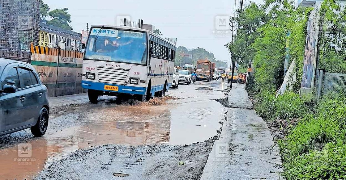 alappuzha-aroor-thuravoor-road അരൂർ ദേശീയപാതയിലെ കുഴിയും വെള്ളക്കെട്ടും താണ്ടുന്ന വാഹനങ്ങൾ.
