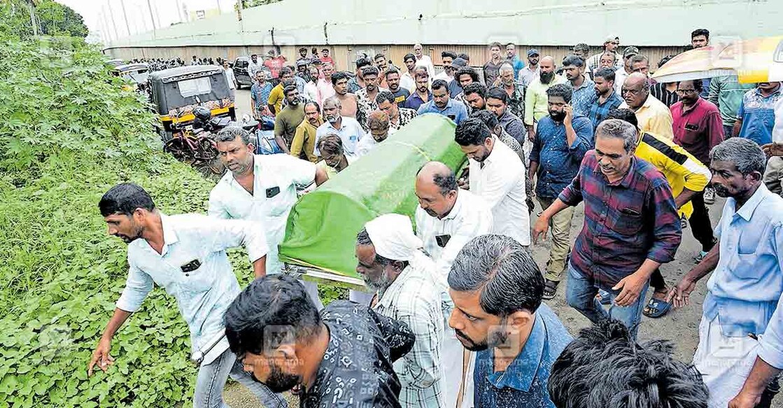  ആലപ്പുഴ മട്ടാഞ്ചേരി പാലത്തിന് സമീപം മരം വീണ് മരിച്ച ഉനൈസിന്റെ മൃതദേഹം ആറാട്ടുവഴി മൈഥിലി ജംക്‌ഷന് സമീപത്തെ വീട്ടിലേക്ക് കൊണ്ടുവന്നപ്പോൾ. 