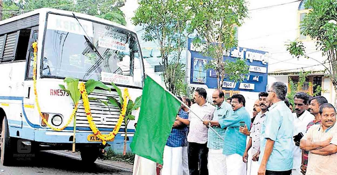 ആലപ്പുഴ – കൊച്ചി തീരദേശ റോഡിൽ പുതിയതായി തുടങ്ങിയ കെഎസ്ആർടിസി സർവീസുകൾ പി.പി.ചിത്തരഞ്ജൻ എംഎൽഎ ഫ്ലാഗ് ഓഫ് ചെയ്യുന്നു.  
