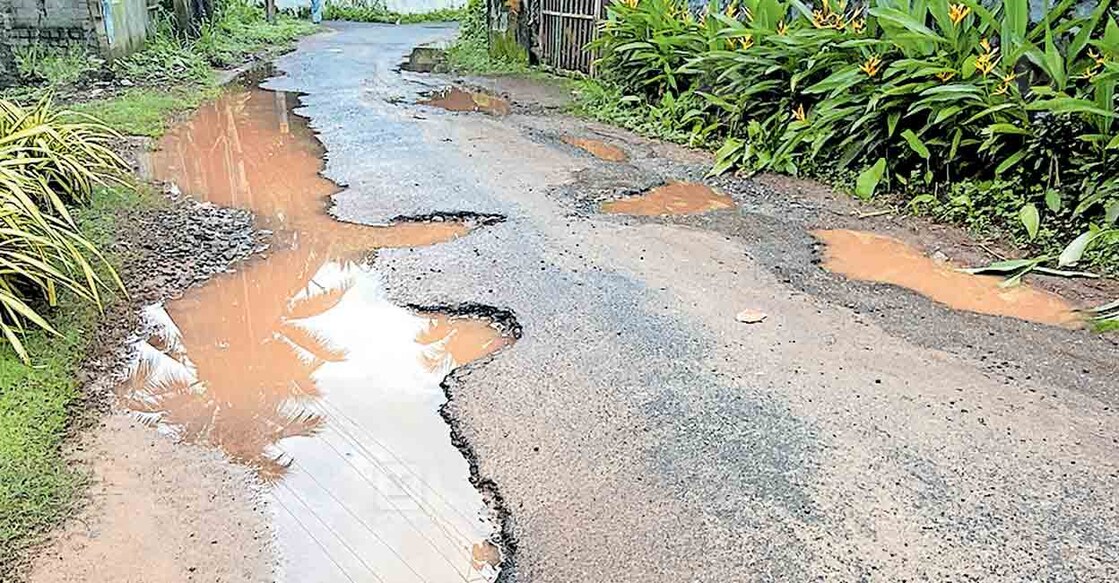 തകർന്ന മാന്നാർ കുറ്റിയിൽ ജംക്‌ഷൻ–കലതി കലുങ്ക്– മിൽമ റോഡ്.  
