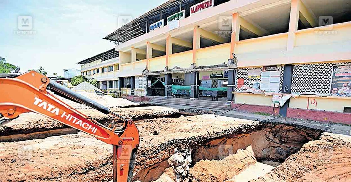 
അമ‍ൃത് ഭാരത് പദ്ധതിയിൽ ഉൾപ്പെടുത്തി ആലപ്പുഴ റെയിൽവേ സ്റ്റേഷനിൽ റൗണ്ടാനയുടെ നിർമാണം തുട‍ങ്ങിയപ്പോൾ. ചിത്രം: മനോരമ  
