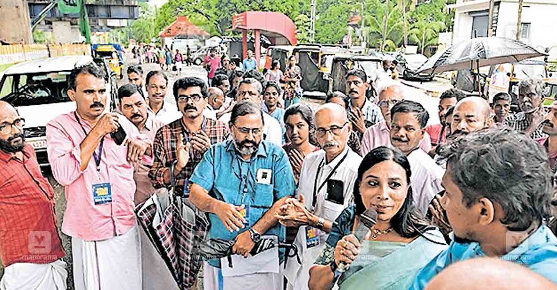 അരൂർ– തുറവൂർ ഉയരപ്പാത നിർമാണം മൂലം ജനങ്ങൾ അനുഭവിക്കുന്ന ദുരിതങ്ങൾക്ക് പരിഹാരം കാണണമെന്നാവശ്യപ്പെട്ട് ജനകീയ സമിതി സംഘടിപ്പിച്ച മനുഷ്യച്ചങ്ങലയിൽ ദലീമ ജോജോ എംഎൽഎ കുത്തിയതോട്ടിൽ അണിചേർന്നപ്പോൾ. ചിത്രം: മനോരമ  