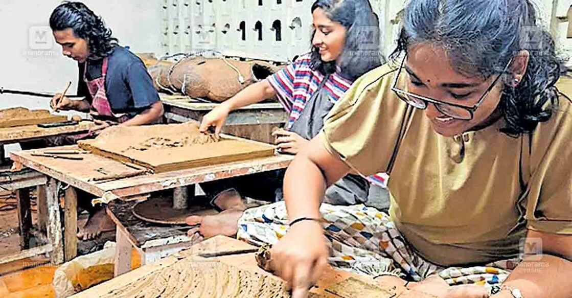 നെഹ്റു ട്രോഫി വള്ളംകളിയോടനുബന്ധിച്ചുള്ള സാംസ്കാരിക പരിപാടികളുടെ ഭാഗമായുള്ള പ്രദർശനത്തിനായി കലാ സൃഷ്ടികൾ ഒരുക്കുന്ന മാവേലിക്കര രാജാ രവിവർമ ഫൈൻ ആർട്സ് കോളജിലെ വിദ്യാർഥികൾ. 