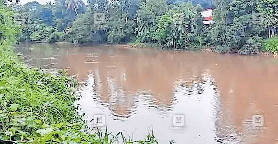 കിഴക്കൻവെള്ളത്തിന്റെ വരവ് ശക്തിപ്പെട്ടതോടെ അച്ചൻകോവിൽ ആറ്റിലെ ജലനിരപ്പ് ഉയർന്ന നിലയിൽ.  