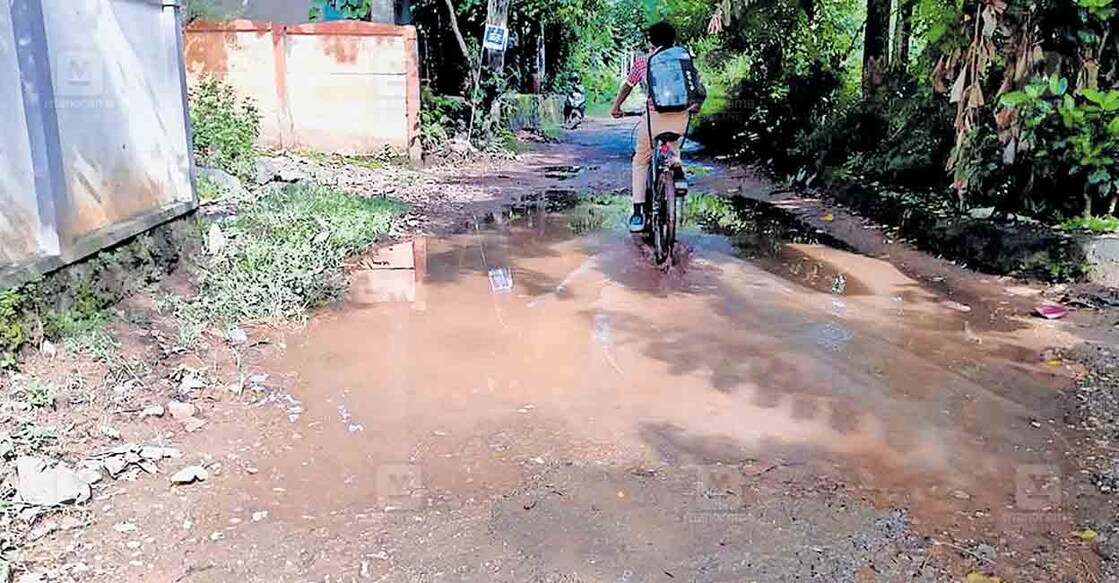 mayikkara-road പാണ്ടനാട് മുതവഴി– വെളിയത്തുപടി– മായിക്കര റോഡ് തകർന്ന നിലയിൽ.