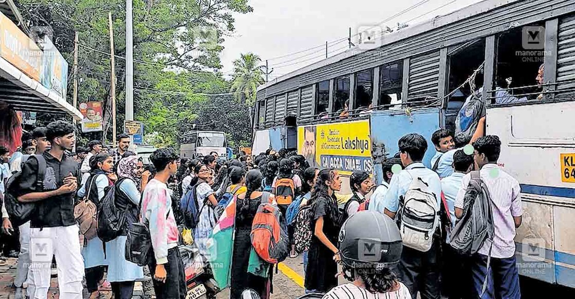 പച്ച ചെക്കിടിക്കാട് സ്കൂളിനം സമീപത്തെ ജംക്‌ഷനിൽ ബസിൽ കയറാനുള്ള കുട്ടികളുടെ തിരക്ക്.  

