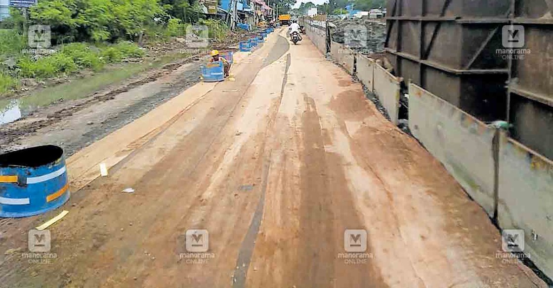 അരൂർ–തുറവൂർ ഉയരപ്പാത നിർമാണം നടക്കുന്ന ചന്തിരൂരിൽ കോൺക്രീറ്റ് മിശ്രിതം ഉറപ്പിച്ചതിന് മുകളിൽ കയർമാറ്റ് ഉപയോഗിച്ച്  മൂടിയിരിക്കുന്നു  