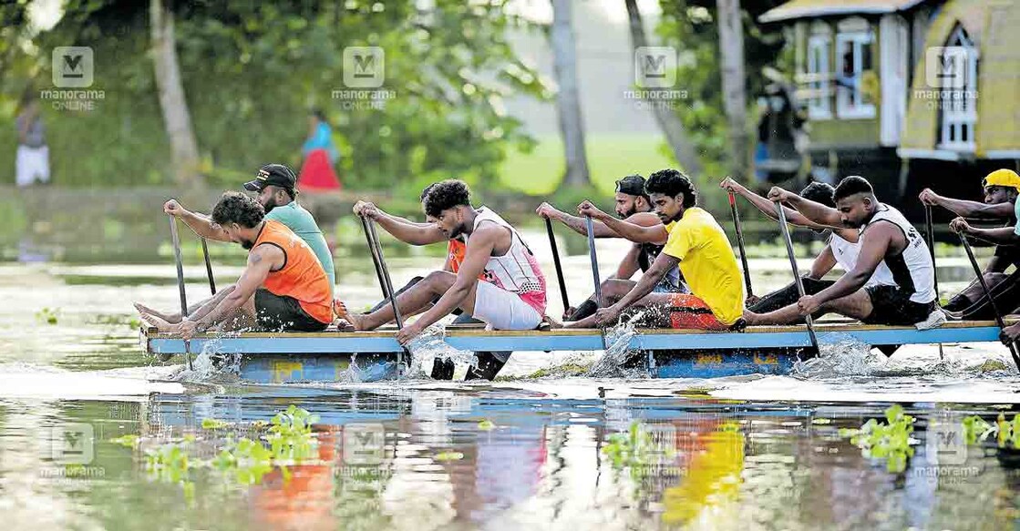 alappuzha-nehru--boat-race-2 വള്ളംകളി സീസൺ ആരംഭിച്ചതോടെ തുഴച്ചിൽക്കാരെല്ലാം കഠിന പരിശീലനത്തിലാണ്. പള്ളാത്തുരുത്തി ആറ്റിൽ ‘പടങ്ങിൽ’ പരിശീലനം നടത്തുന്ന പള്ളാത്തുരുത്തി ബോട്ട് ക്ലബ് ടീം. പ്ലാസ്റ്റിക് ഡ്രമ്മുകളിൽ സ്റ്റീൽ പൈപ്പുകൾ നിരത്തി വളയങ്ങളിൽ ഘടിപ്പിച്ച് മുകളിൽ പലക കൊണ്ട് റാംപ് നിർമിച്ച് പരിശീലനത്തിനുപയോഗിക്കുന്നതാണ് പടങ്ങ്. 85 മുതൽ 90 പേർക്കു വരെ ഒരേസമയം തുഴയാവുന്നവയാണിത്. പള്ളാത്തുരുത്തി ബോട്ട് ക്ലബ് ഇത്തവണ തുഴയുന്ന കാരിച്ചാൽ ചുണ്ടൻ ഇന്ന് നീരണിയും. ചിത്രം: മനോരമ