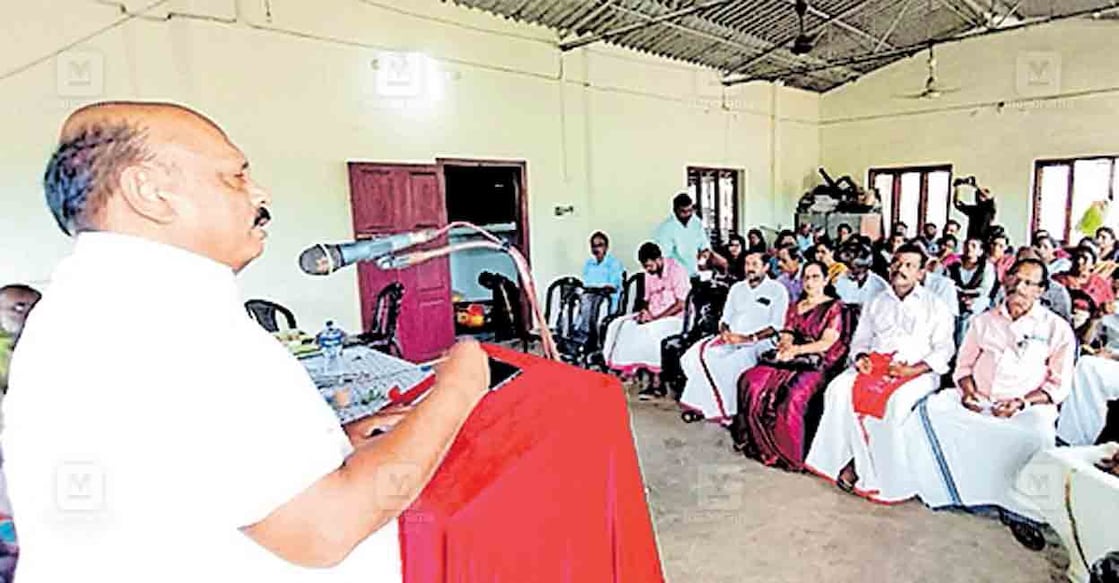 കുട്ടനാട് താലൂക്ക് വികസന സമിതി യോഗത്തിൽ തോമസ് കെ.
തോമസ് എംഎൽഎ പ്രസംഗിക്കുന്നു.  
