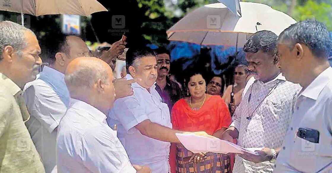 shasthapuram-market ചെങ്ങന്നൂർ ശാസ്താംപുറം മാർക്കറ്റിന്റെ മതിൽ പൊളിച്ചു നീക്കുന്നതിലുള്ള തർക്കം മന്ത്രി സജി ചെറിയാൻ, നഗരസഭാധ്യക്ഷ ശോഭ വർഗീസ് എന്നിവരുടെ സാന്നിധ്യത്തിൽ ചർച്ച ചെയ്യുന്നു.