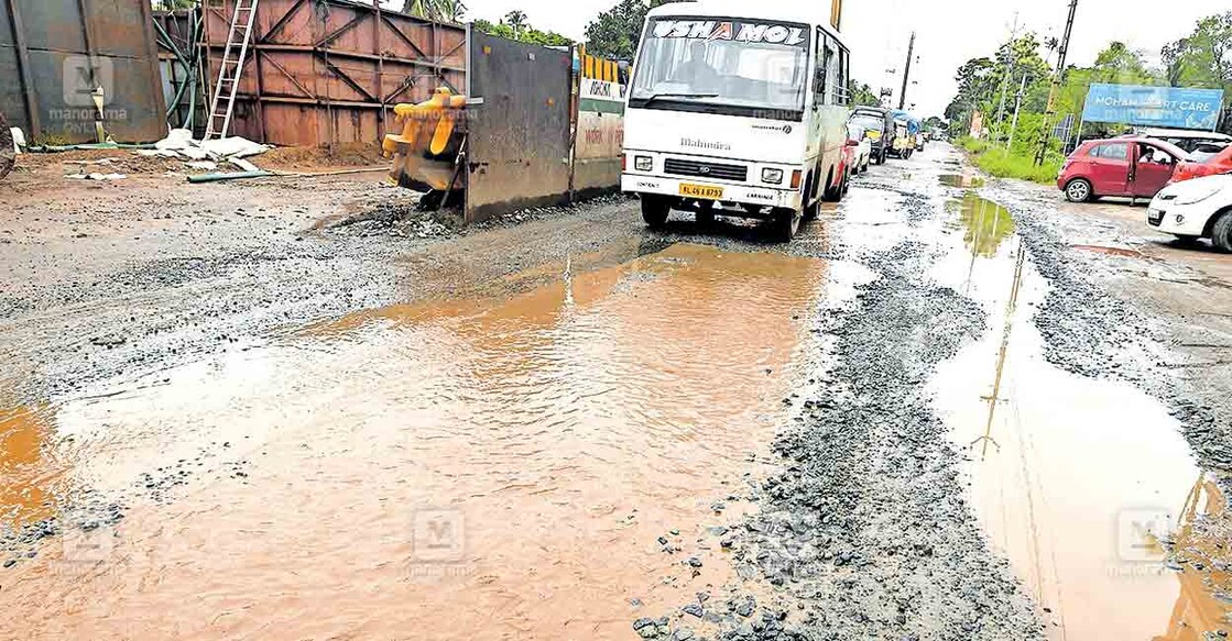 ആലപ്പുഴ ദേശീയപാതയിൽ ചമ്മനാട് ഭാഗത്തെ റോഡ് തകർന്നു വെള്ളക്കെട്ടിലായപ്പോൾ.