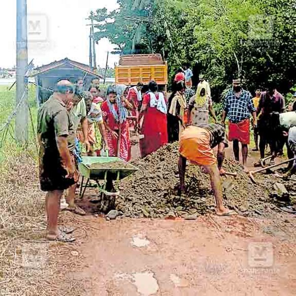 kuttanad-dameged-road-work-restarted രാമങ്കരി പഞ്ചായത്ത് 4–ാം വാർഡിലെ മാമ്പുഴക്കരി ബ്ലോക്ക് ജംക്ഷനിൽ നിന്നു മാമ്പുഴക്കരി 442–ാം എസ്എൻഡിപിയിലേക്കുള്ള റോഡ് ജനകീയ പങ്കാളിത്തത്തോടെ അറ്റകുറ്റപ്പണി നടത്തിയപ്പോൾ