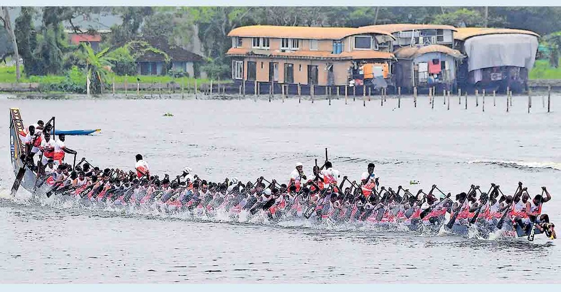 നെഹ്റു ട്രോഫി വള്ളംകളിയുടെ പരിശീലനത്തിന്റെ ഭാഗമായി ചമ്പക്കുളം ചുണ്ടനിൽ പുന്നമട ബോട്ട് ക്ലബ്ബും അത്‌ലറ്റിക്കോ ഡി ആലപ്പിയും 
പുന്നമടയിൽ നടത്തിയ ട്രാക്ക് എൻട്രി. ചിത്രം : മനോരമ.  
