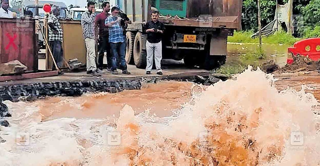 ദേശീയപാത കണിച്ചുകുളങ്ങര ജംക്‌ഷനു സമീപം ജപ്പാൻ ജലവിതരണ പൈപ്പ് പൊട്ടിയപ്പോൾ.