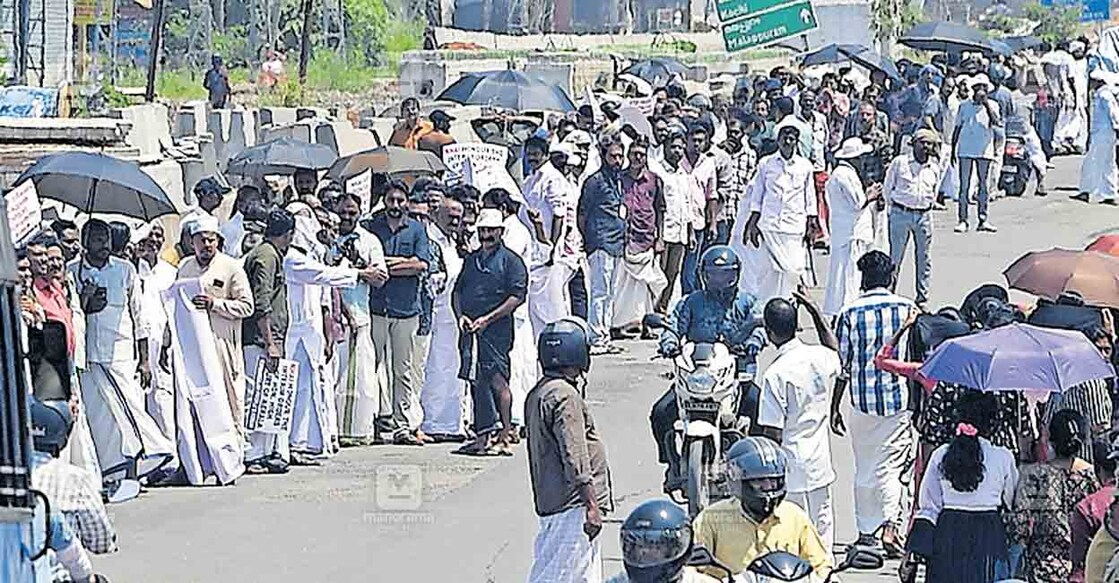 കായംകുളത്ത് ദേശീയപാതയിൽ ഉയരപ്പാത വേണമെന്നാവശ്യപ്പെട്ട് ജനകീയ സമര സമിതി സംഘടിപ്പിച്ച മനുഷ്യമതിൽ. ചിത്രം : മനോരമ