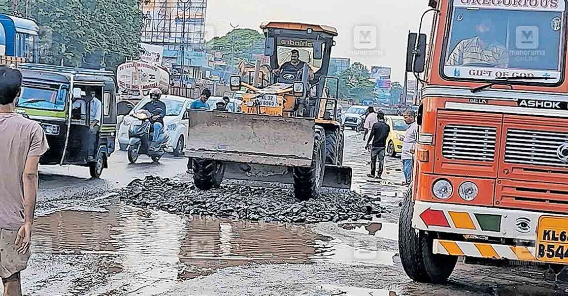 ചന്തിരൂരിൽ കുഴികൾ നിറഞ്ഞ ഭാഗത്ത് കോൺക്രീറ്റ് മിശ്രിതം നിരത്തുന്നു.