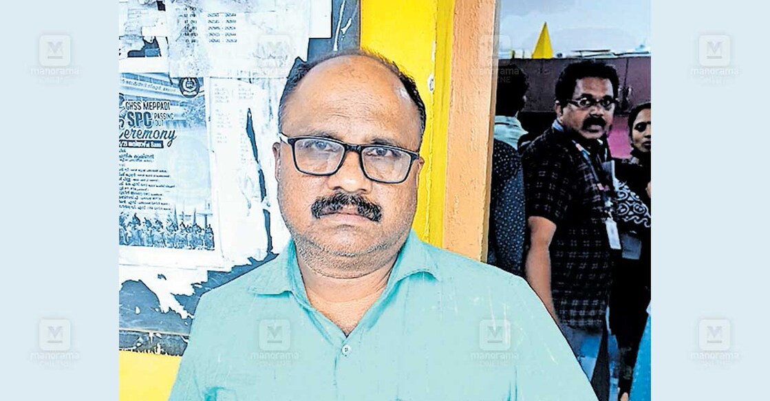 വി.ഉണ്ണിക്കൃഷ്ണൻ വയനാട് മേപ്പാടി 
ഗവ.ഹൈസ്കൂളിലെ ദുരിതാശ്വാസ ക്യാംപിൽ. 