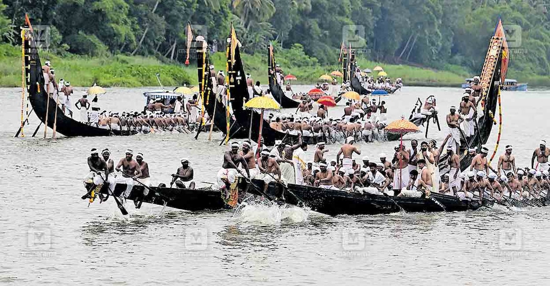 ആറന്മുളയുടെ ആചാരപ്പെരുമ.. പാർഥസാരഥിയുടെ പ്രതിഷ്ഠാദിനമായ ചിങ്ങമാസത്തിലെ ഉത്തൃട്ടാതി നാളിൽ പള്ളിയോട സേവാസംഘത്തിന്റെ നേതൃത്വത്തിൽ ആറന്മുളയിൽ നടന്ന ജലഘോഷയാത്ര. ഇത്തവണത്തെ ഉത്തൃട്ടാതി ജലോത്സവം കന്നിമാസത്തിലായതിനാലാണ് ആചാരം പാലിക്കുന്നതിനായി ഇന്നലെ ജലഘോഷയാത്ര നടത്തിയത്. ചിത്രം:അരുൺ ജോൺ / മനോരമ  