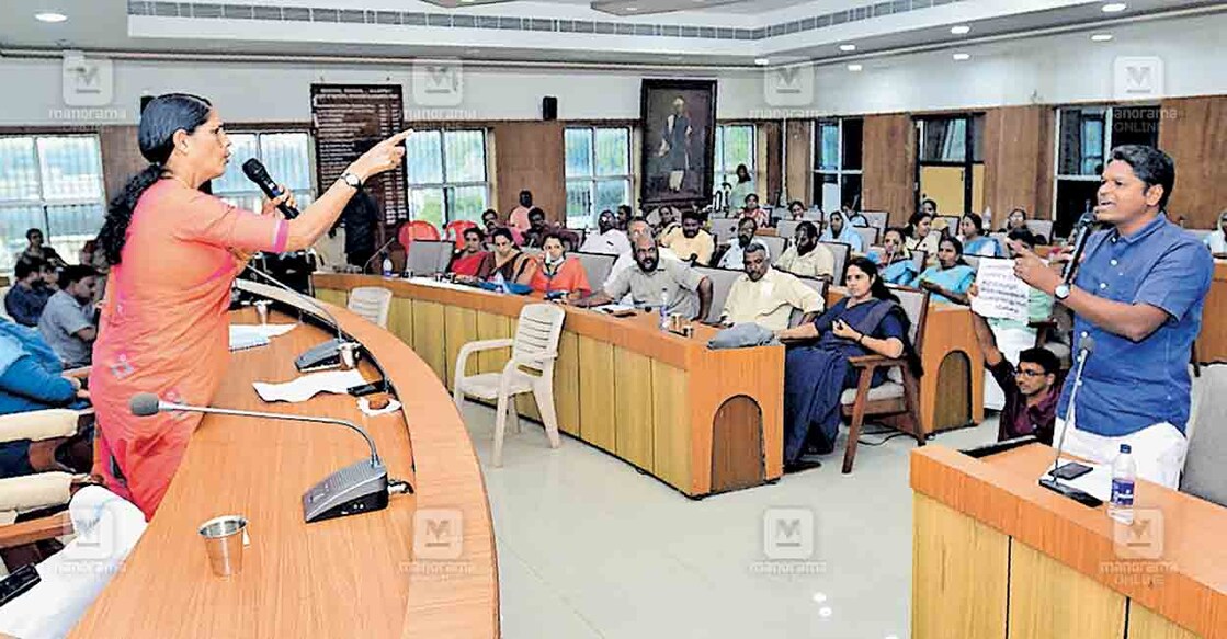 നഗരസഭാ കൗൺസിൽ യോഗത്തിനിടെ കോൺഗ്രസ് പാർലമെന്ററി പാർട്ടി നേതാവ് റിഗോ രാജുവും നഗരസഭാധ്യക്ഷ കെ.കെ. ജയമ്മയും തമ്മിലുണ്ടായ വാക്കുതർക്കം. സ്വർണമാല മോഷ്ടിച്ച നഗരസഭാ ജീവനക്കാരനെ ഭരണപക്ഷം സംരക്ഷിക്കുകയാണെന്ന് ആരോപിച്ചായിരുന്നു പ്രതിപക്ഷ പ്രതിഷേധം. 