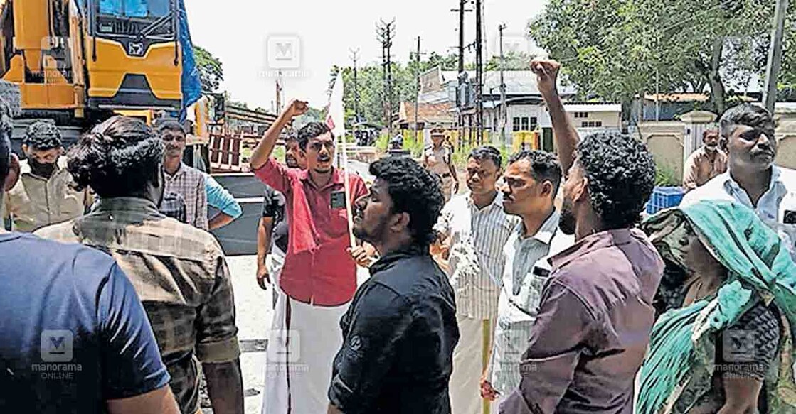 ഉയരപ്പാത നിർമാണവുമായി ബന്ധപ്പെട്ടുള്ള ഗതാഗത പ്രശ്നങ്ങൾക്ക് പരിഹാരം കാണണമെന്നാവശ്യപ്പെട്ട് അരൂരിൽ ഡിവൈഎഫ്ഐയുടെ നേതൃത്വത്തിൽ നടത്തിയ സമരം ജില്ലാപഞ്ചായത്ത് അംഗം അനന്തുരമേശൻ ഉദ്ഘാടനം ചെയ്യുന്നു.  