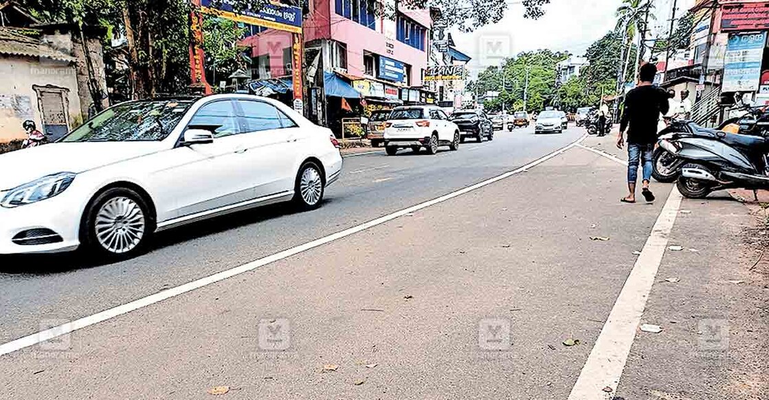 എംസി റോഡിൽ ചെങ്ങന്നൂർ പുലിക്കുന്ന് ജംക്‌ഷനു സമീപം ബസ് ബേ മാർക്ക് ചെയ്തപ്പോൾ.  