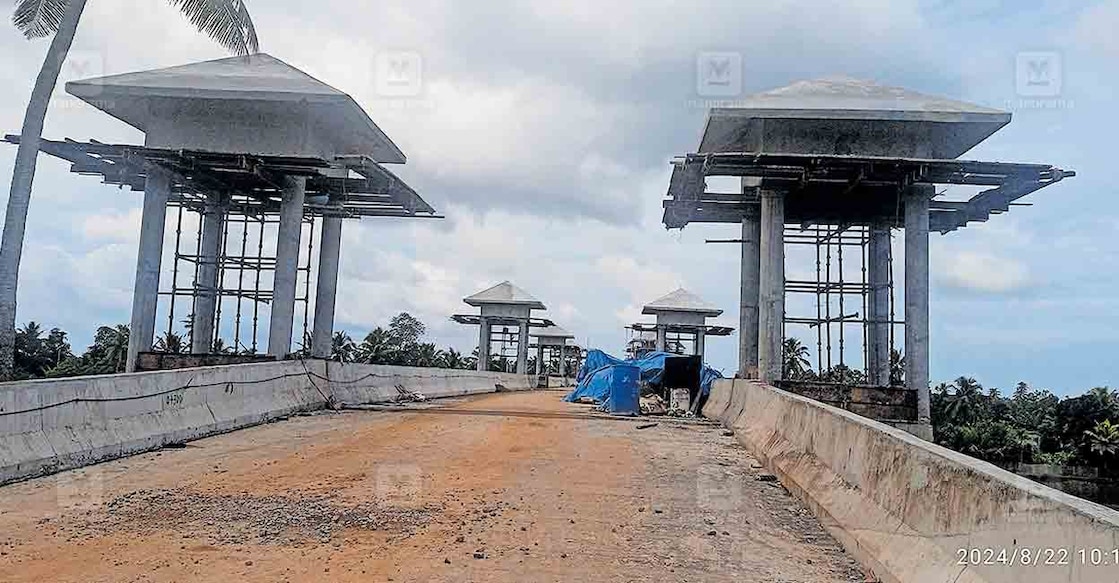 നിർമാണം അവസാന ഘട്ടത്തിലെത്തിയ പടഹാരം പാലം. ഇരുവശങ്ങളിലും ഒരുങ്ങുന്ന നിരീക്ഷണ ടവറുകളും കാണാം.  
