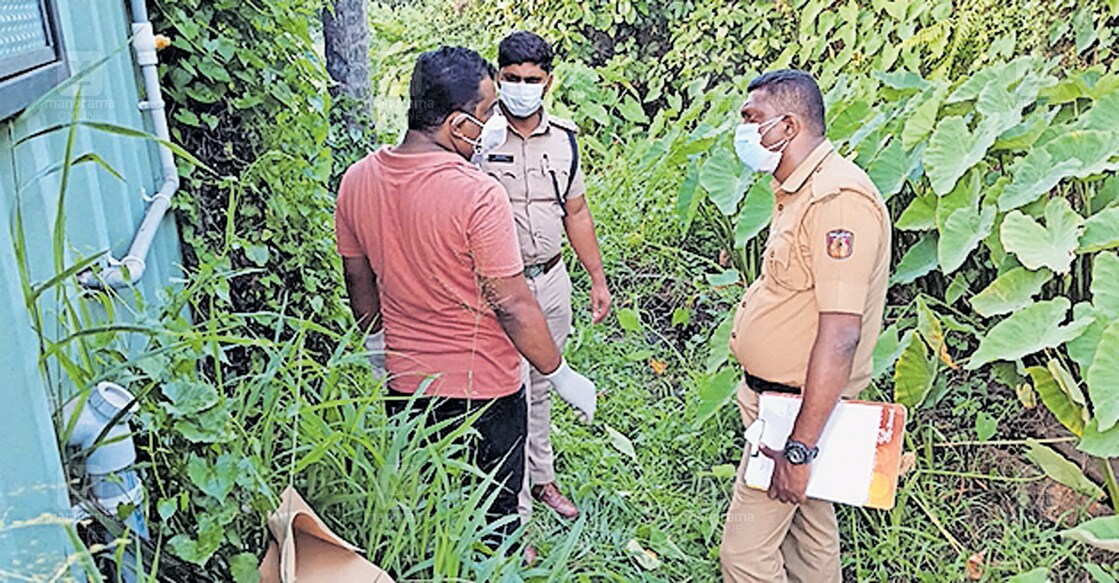 കായംകുളത്ത് റെയിൽവേ സ്റ്റേഷൻ റോഡിൽ കടയുടെ പിൻവശത്തായി അജ്ഞാതൻ മരിച്ച നിലയിൽ കാണപ്പെട്ട സ്ഥലത്ത് പൊലീസ് പരിശോധന നടത്തുന്നു.  
