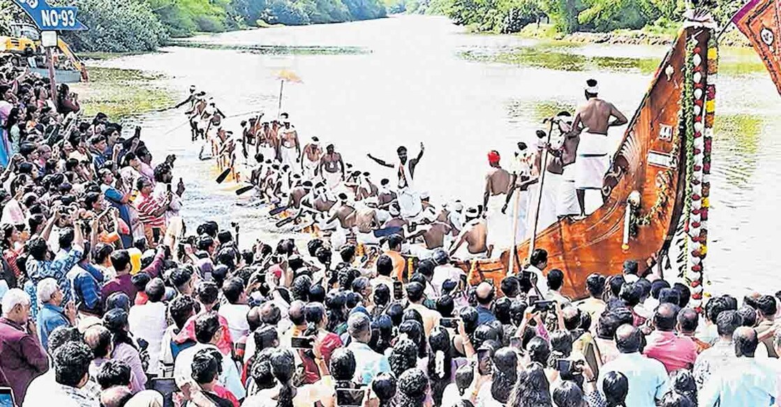 
ചെന്നിത്തല പളളിയോടം അച്ചൻകോവിലാറിലെ വലിയപെരുമ്പുഴക്കടവിൽ നിന്നും ആറന്മുളയ്ക്ക് 
പുറപ്പെടുന്നു.  

