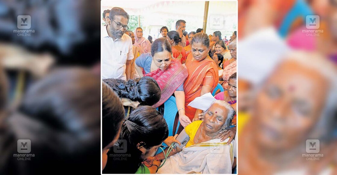 hospital കരുമാടി ഗവ. ആശുപത്രി കെട്ടിട സമുച്ചയത്തിന്റെ നിർമാണ ഉദ്ഘാടനത്തിനെത്തിയ മന്ത്രി വീണാ ജോർജ് സമ്മേളനത്തനിടെ കുഴഞ്ഞുവീണ സ്ത്രീയെ ആശ്വസിപ്പിക്കുന്നു. എച്ച്.സലാം എംഎൽഎ സമീപം.