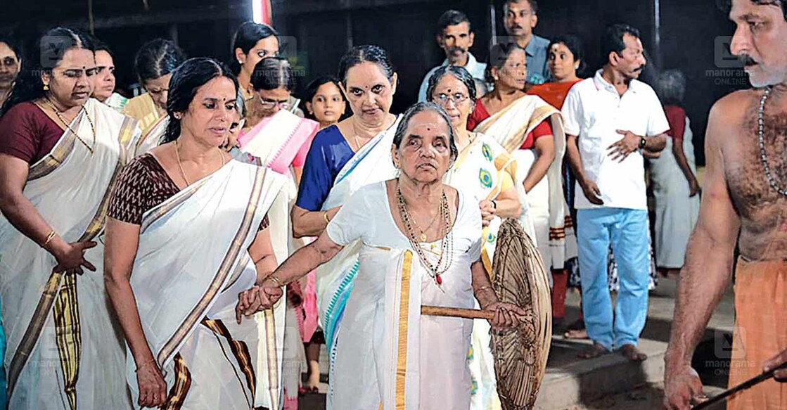 മണ്ണാറശാല നാഗരാജ ക്ഷേത്രത്തിലെ ആയില്യത്തിനു മുന്നോടിയായി ഇന്നലെ സന്ധ്യയ്ക്ക് ഇല്ലത്തു നിന്ന് കുടുംബാംഗങ്ങൾക്കൊപ്പം വലിയമ്മ സാവിത്രി അന്തർജനം ക്ഷേത്രത്തിലേക്ക് ദർശനത്തിനായി പോകുന്നു.  
