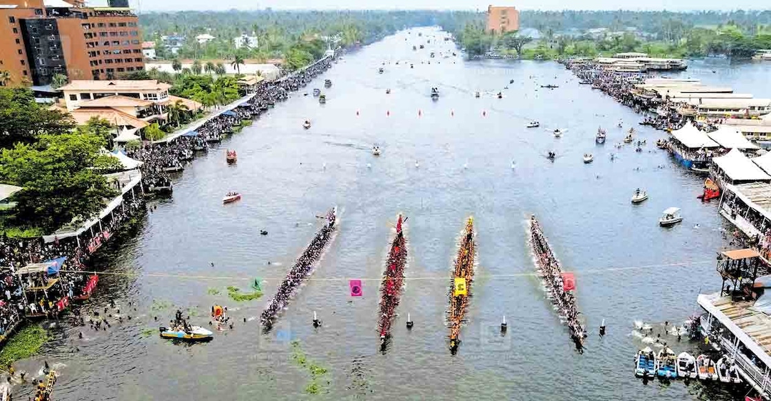 alappuzha-nehru-trophy-boat-race ആലപ്പുഴ പുന്നമടക്കായലിൽ നടന്ന നെഹ്റു ട്രോഫി വള്ളംകളി ഫൈനൽ മത്സരത്തിന്റെ ആകാശക്കാഴ്ച. ചിത്രം: ആറ്റ്ലി ഫെർണാണ്ടസ് / മനോരമ