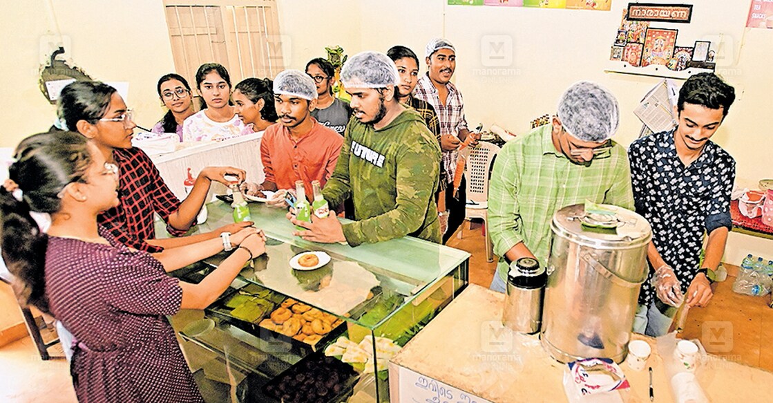 കന്റീനേജ്:  മഴ, ചായ, ജോൺസൺ മാഷിന്റെ പാട്ട്, ആഹാ അന്തസ്സ് എന്ന പേരിൽ എസ്ഡി കോളജിലെ കന്റീൻ നടത്തിപ്പ് ഒൻട്രപ്രനർഷിപ് ഡവലപ്മെന്റ് ക്ലബ്ബിലെ കുട്ടികൾ ഏറ്റെടുത്തപ്പോൾ. വീടുകളിൽ നിന്നു കൊണ്ടുവന്ന ഭക്ഷണമാണു കുട്ടികൾ വിറ്റത്. കന്റീൻ നടത്തിപ്പുകാരന്റെ മകളുടെ വിവാഹത്തോടനുബന്ധിച്ച് കന്റീൻ അവധിയായപ്പോഴാണു കുട്ടികൾ നടത്തിപ്പുകാരായത്