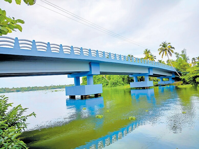 വിളക്കുമരം – നെടുമ്പ്രക്കാ‌ട് പാലം പൂർത്തിയായപ്പോൾ.