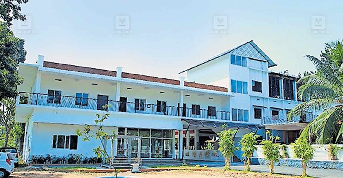 മാവേലിക്കര വിദ്യാധിരാജ വിദ്യാപീഠം സെൻട്രൽ ആൻഡ് സൈനിക് സ്കൂൾ.  
