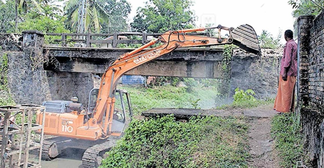vallikunnam-bridge പുനർ നിർമാണത്തിനായി കൽക്കുളത്താൽ പാലം പൊളിക്കുന്നു.