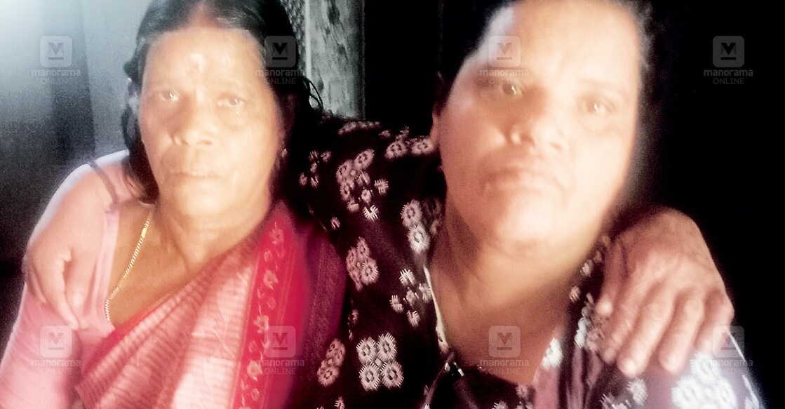 സജിനി മാതാവ് പുഷ്പമ്മയ്ക്ക് ഒപ്പ‌ം  