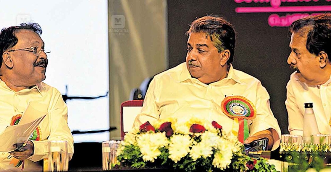 ചെങ്ങന്നൂരിൽ കുടുംബശ്രീ സരസ് മേളയുടെ വേദിയിൽ ഗോവ ഗവർണർ പി.എസ്.ശ്രീധരൻപിള്ള, മന്ത്രി സജി ചെറിയാൻ, രമേശ് ചെന്നിത്തല എംഎൽഎ എന്നിവർ സൗഹൃദ സംഭാഷണത്തിൽ  
