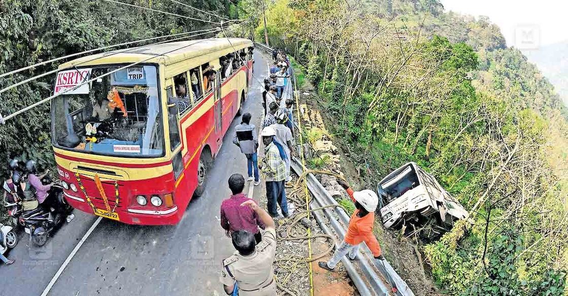 pulluppara-bus-accident-location പുല്ലുപാറയിൽ ബസ് അപകടം ഉണ്ടായ സ്ഥലത്തു കൂടി മറ്റൊരു ബസ് കടന്നു പോകുന്നു.