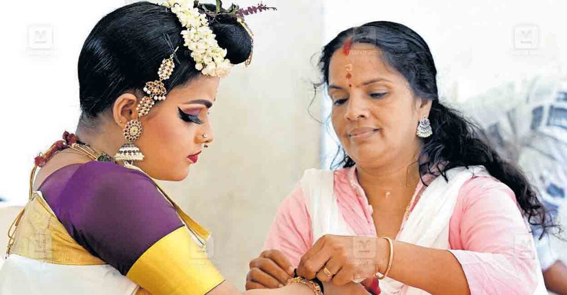 alappuzha-gopika-g-nair ഹയർസെക്കൻഡറി വിഭാഗം കേരളനടന മത്സരത്തിന് മുൻപ് ആലപ്പുഴ അമ്പലപ്പുഴ ഗവ.മോഡൽ എച്ച്എസ്എസിലെ ഗോപിക ജി. നായരുടെ ആഭരണങ്ങൾ ശരിയാക്കി കൊടുക്കുന്ന അമ്മ സരിത.